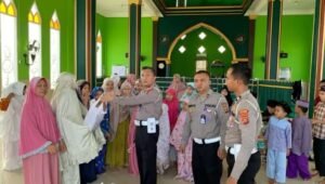 Kapolres Musi Rawas Inisiatif Program Bagi-bagi Takjil untuk Meningkatkan Silaturahmi di Bulan Ramadhan 1446 Hijriah