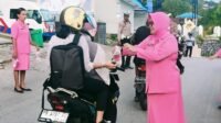 Gandeng Bhayangkari, Sat Lantas Polres Fakfak Bagi Takjil Kepada Pengguna Jalan