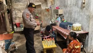 Ciptakan Kamtibmas Kondusif di Bulan Ramadhan, Puluhan Botol Ciu Diamankan Polisi