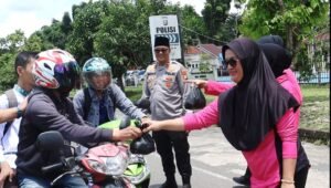 Pekarangan Pangan Lestari, Polsek Prabumulih Barat Panen Lele untuk Berbagi