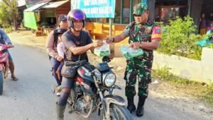 Koramil 11/Silat Hilir Berbagi Takjil di Bulan Ramadhan
