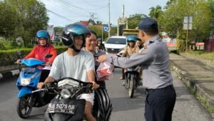 Dishub Kapuas Hulu Sosialisasikan Aturan Berlalu Lintas dan Sapa Masyarakat