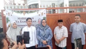 Momen Baik Ramadhan, Leoni Arlan Berbagi Ratusan Makanan Gratis