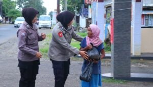Srikandi Polres Pekalongan Bagikan Sembako kepada Warga Kurang Mampu