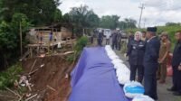 Bupati Musi Rawas Hj. Ratna Machmud Tinjau Lokasi Tanah Longsor di Muara Beliti 