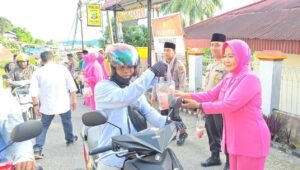 Jalin Silaturahim, Polres dan Polsek Fakfak Bagikan Takjil Kepada Masyarakat