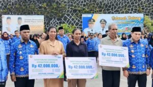 Bupati Fakfak Serahkan Santunan Kematian Kepada Pekerja Rentan