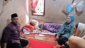 Ketua TP PKK Kota Palembang, Berikan Bantuan Kursi Roda untuk Warga Stroke