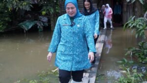 Terobos Banjir, Ketua TP PKK Palembang Beri Bantuan untuk Warga Sakit
