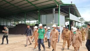 Gubernur Sulbar Kunjungi Pabrik Getah Pinus dan Pabrik Kelapa Binuang, Perkuat Hilirisasi Sektor Pertanian