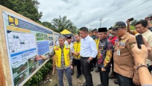 Gubernur Sumsel H. Herman Deru Tinjau Tanah Longsor dan Jalan Rusak di Muara Beliti