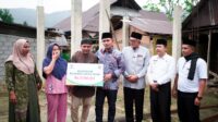 Pemkab Solok Serahkan Bantuan Bedah Rumah kepada Keluarga Bustriandi