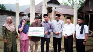 Pemkab Solok Serahkan Bantuan Bedah Rumah kepada Keluarga Bustriandi