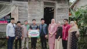 Bupati Solok Serahkan Bantuan Bedah Rumah Kepada Egi Noffembra