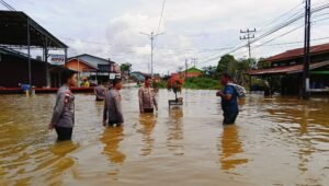 Jalan Menuju Ibukota Kapuas Hulu Lumpuh, di Putussibau Selatan Banjir Ketinggian 60 cm