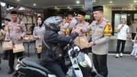 Polres Tulungagung Bersama Kodim 0807 Bagikan Takjil Kepada Warga 