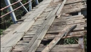 Wakil Ketua DPRD Kapuas Hulu Desak Pihak Terkait Untuk Segera Tangani Jembatan Kayu di Dusun Jajang