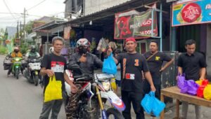 Raih Berkah Ramadan 1446 H, Komunitas TGS Tulungagung Bagikan 200 Takjil Kepada Warga