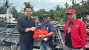 Ketua Komisi V DPR RI dan Bupati Kapuas Hulu Serahkan Bantuan Kebakaran di Rumah Betang Kekurak