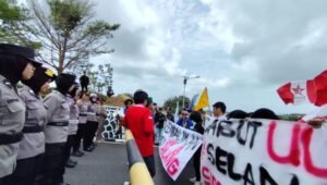 Mahasiswa Demo di Kantor DPRD Kepri, Tolak UU TNI