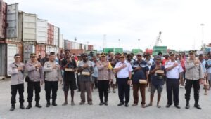 Berkah Ramadhan, Polres Fakfak Bagikan Takjil Untuk Petugas TKBM