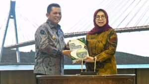 Gubernur Kepri Ansar Ahmad Resmi Menandatangani Serah Terima LKPD