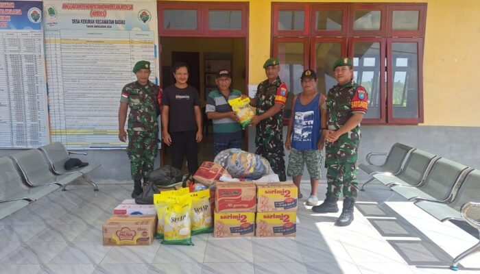 Koramil 04 Badau Berikan Bantuan Sembako dan Pakian Kekorban Kebakaran Rumah Betang Kekurak