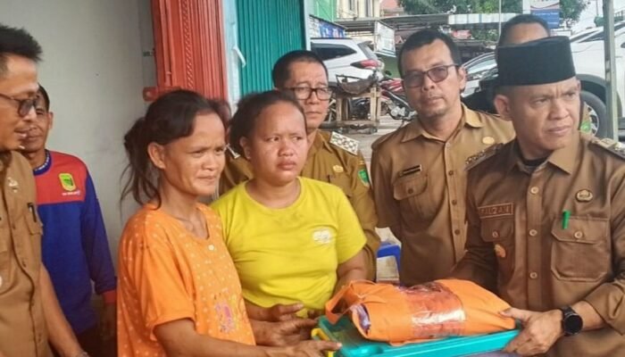 Pj Bupati Empat Lawang Beri Bantuan kepada Korban Kebakaran