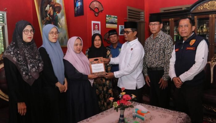 Alumni Akpol 1993 Sambangi Rumah Duka Anggota Polsek Negara Batin