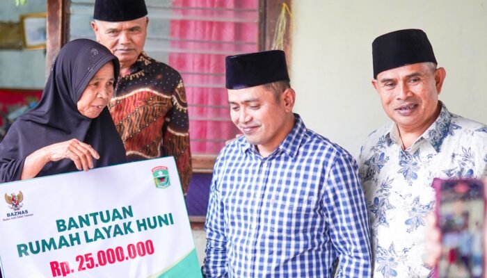 Bupati Solok Serahkan Bantuan Bedah Rumah kepada Warga di Balai Kubang Jorong Tabek Pala Talang