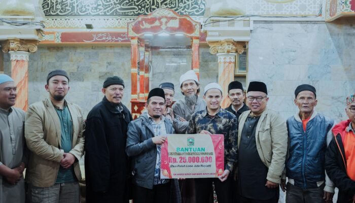 Wabup Solok H. Candra I’tikaf dan Subuh Berjamaah di Mesjid Raya Istiqomah Alahan Panjang, Ajak Masyarakat Gotong Royong Bangun Kabupaten Solok