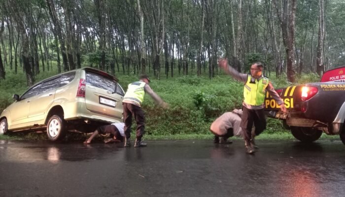 Polisi Bantu Evakuasi Mobil Pemudik yang Terperosok ke dalam Parit di Kajen