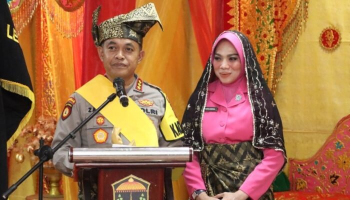 Kapolresta Barelang Baru Kombes Pol Zaenal Arifin Disambut Tepuk Tepung Tawar, Simbol Adat Melayu