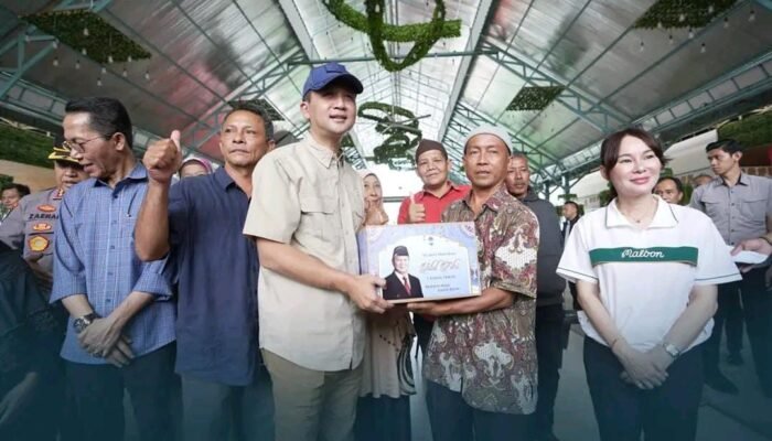 Warga Rempang Terima Bingkisan Lebaran dari Kementerian Transmigrasi