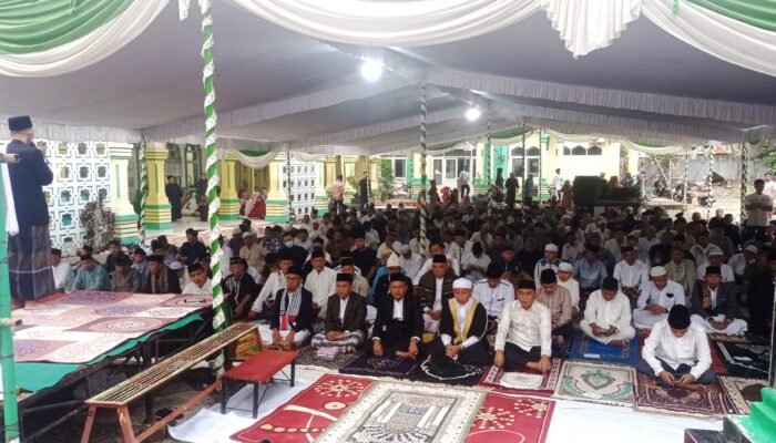 Wali Kota Prabumulih dan Ketua TP PKK bersama Forkopimda Sholat Ied Idul Fitri di Masjid Nur Arafah