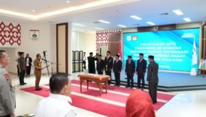 Gubernur Sulbar, Suhardi Duka Lantik Lima Anggota KIP Sulbar Periode 2025-2029