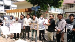 Gelar Aksi Damai Puluhan Massa Datangi PN Palembang Kawal Pra Peradilan Emaini