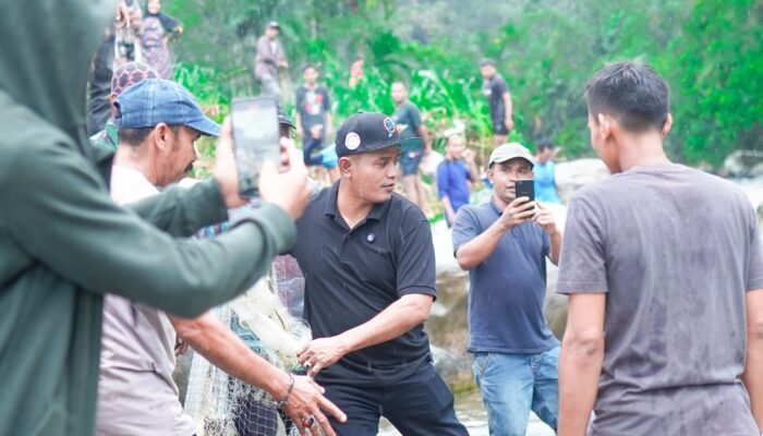 Bupati Solok Jon Firman Pandu Hadiri Kegiatan “Manjalo Ikan” di Jorong Lubuak Muaro Nagari Sungai Abu