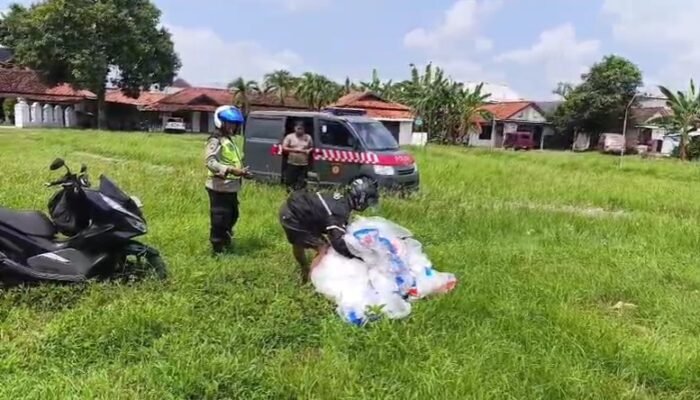 Patroli Harkamtibmas Polsek Kedungwuni Amankan Balon Udara Liar