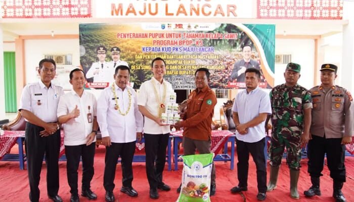 Gas Program Prioritas, Bupati Muchendi Salurkan Pupuk ke Petani Sawit