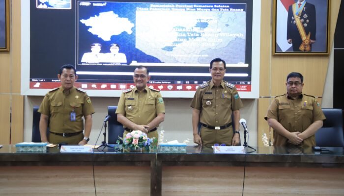 Sekda Edward Candra Buka Rapat Pembahasan Substansi Raperda RTRW Kabupaten Muara Enim Tahun 2025-2045