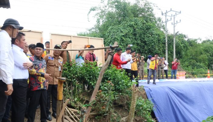 Gubernur Sumsel Herman Deru Gercep Tinjau Jalan Longsor Penghubung Musi Rawas-Muba