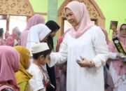 Ketua TP PKK Sumsel Feby Deru Bersama Pengajian EECM Santuni 40 Anak Yatim