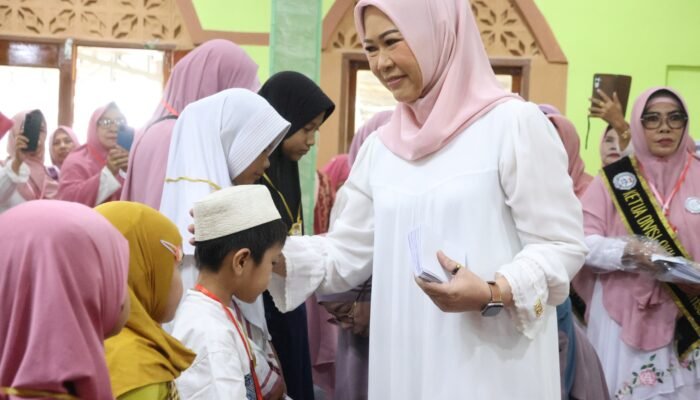 Ketua TP PKK Sumsel Feby Deru Bersama Pengajian EECM Santuni 40 Anak Yatim