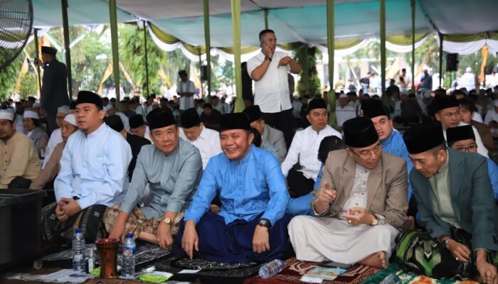 Gubernur Herman Deru Bersama Ribuan Jamaah Se Kota Palembang Sholat Idul Fitri di Masjid Agung
