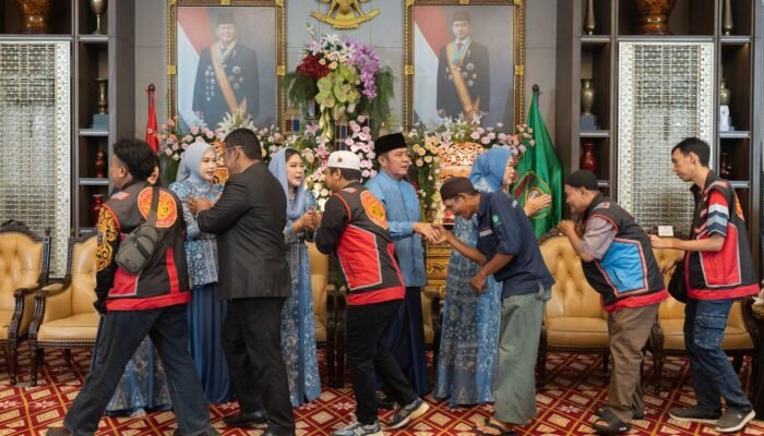 Ribuan Masyarakat, Driver Ojol dan Petugas Kebersihan Ramai-ramai Hadiri Open House Gubernur Herman Deru