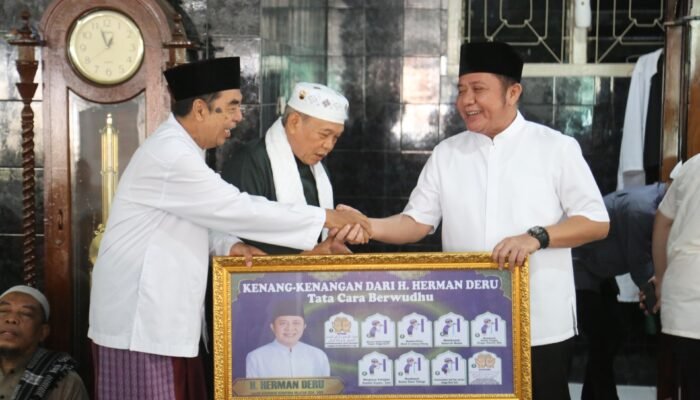Gubernur Herman Deru Safari Sholat Jumat di Masjid Raudhatul Jannah Ario Kemuning