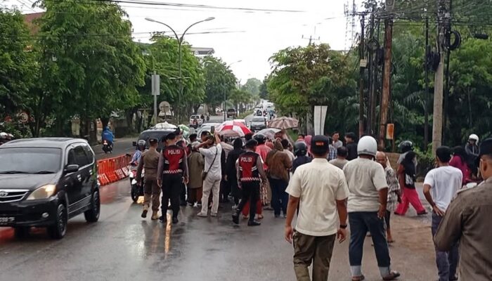 Ribuan Masyarakat Turun Ke Jalan, Protes Penutupan Jalan di Simpang Lampu Merah Kota Pirang Tanjungpinang Kepulauan Riau