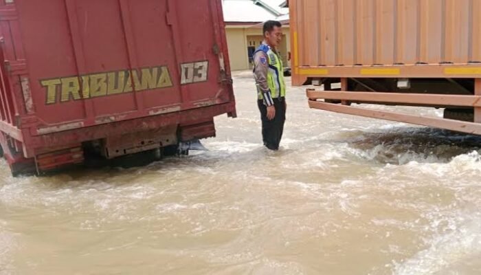 Banjir di Jalintim Mulai Surut, Kendaraan Berangsur Melintas Perlahan