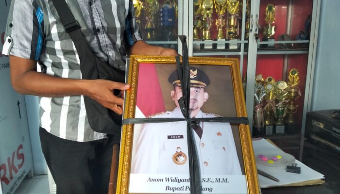Imbauan Cetak Mandiri Foto Bupati dan Wakil Bupati Pemalang Masih Terabaikan di Beberapa Sekolah